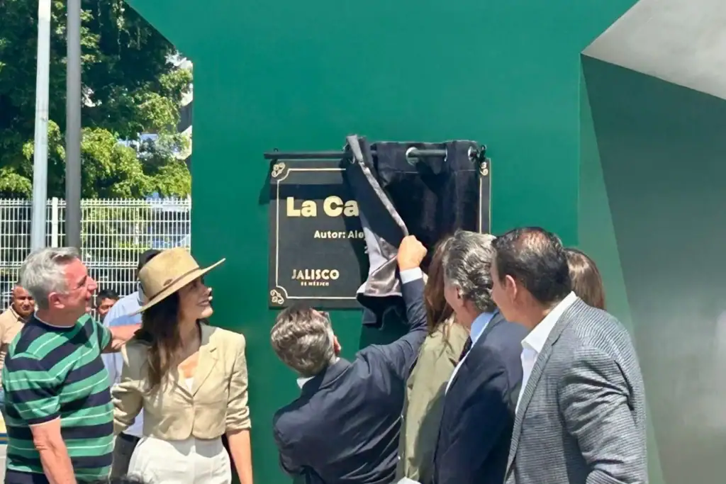 Inauguran escultura monumental ‘La Canarihna’ frente al Estadio Jalisco