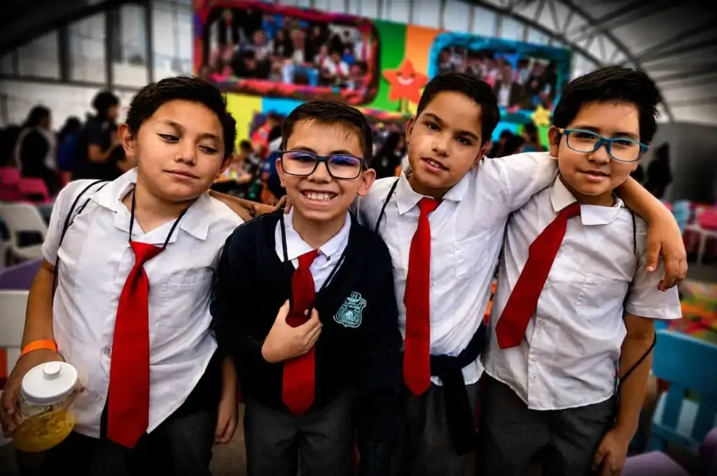 Lemus anuncia transporte gratis, salud universal y escuelas renovadas para niñas y niños
