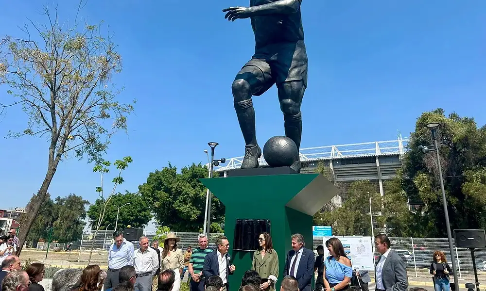 Inauguran escultura monumental ‘La Canarihna’ frente al Estadio Jalisco