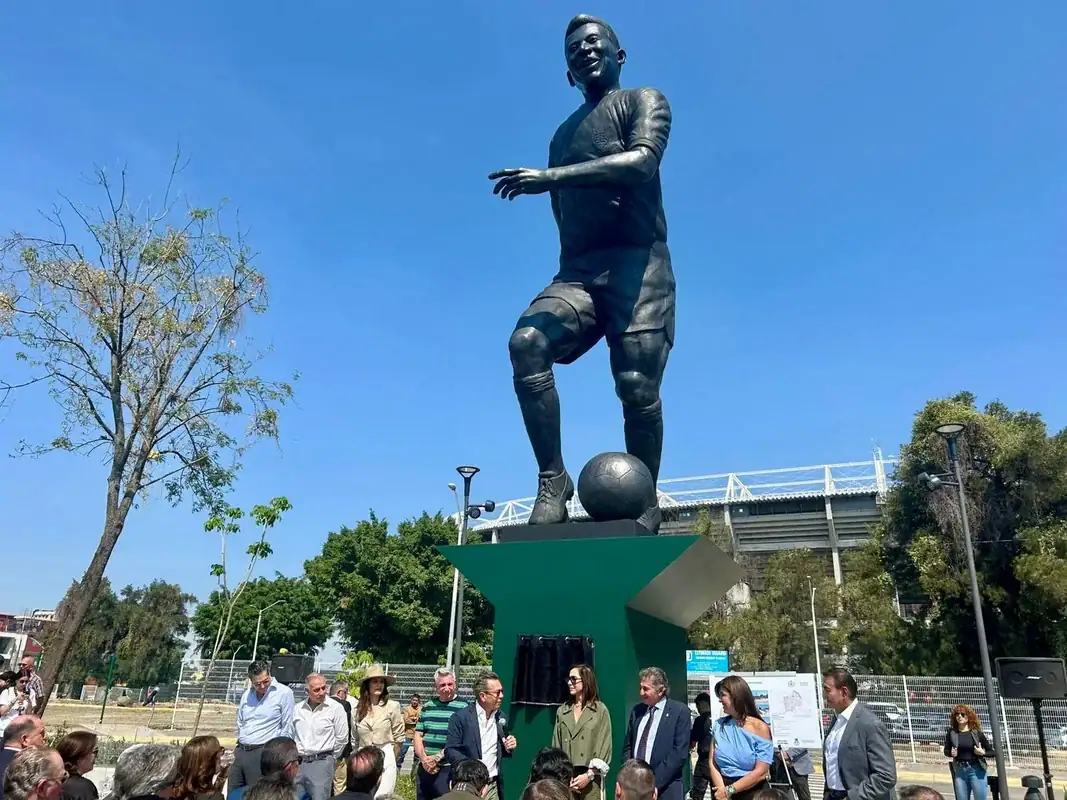 Inauguran escultura monumental ‘La Canarihna’ frente al Estadio Jalisco