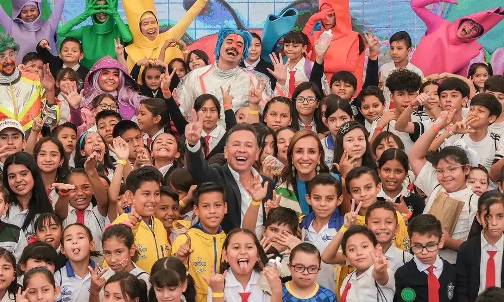 Lemus anuncia transporte gratis, salud universal y escuelas renovadas para niñas y niños
