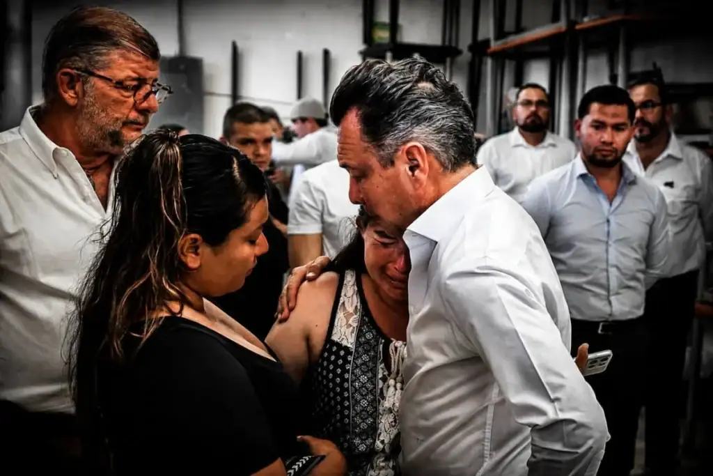 Lemus visita Amatitán tras tragedia; anuncia apoyo integral a familias y ayuda económica a comerciantes afectados