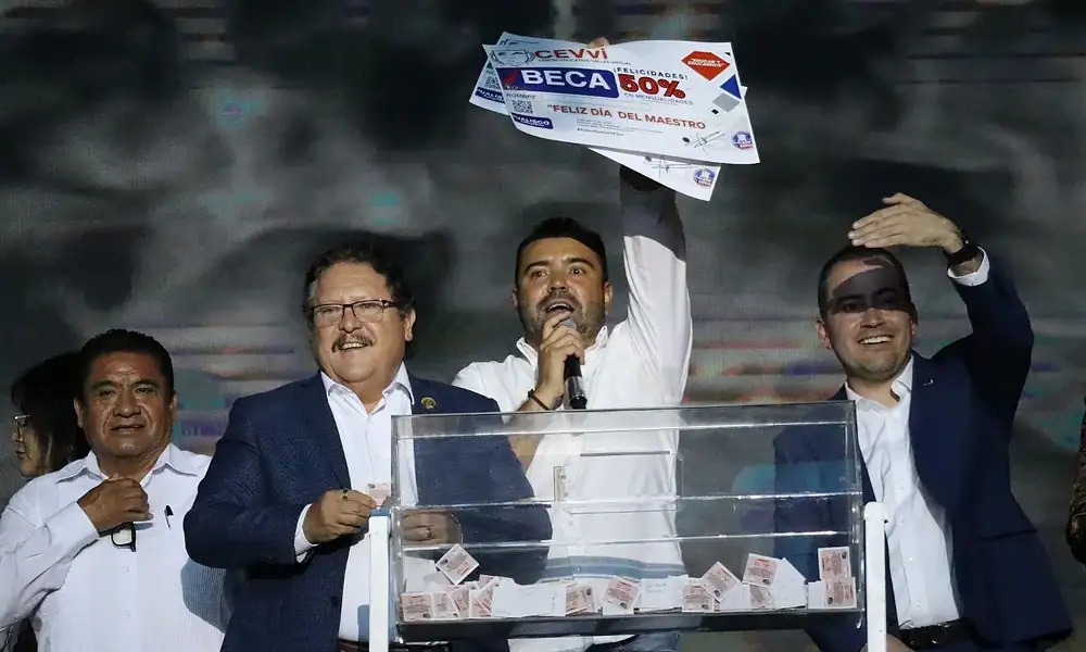 Tlajomulco reconoce a 3 mil 500 docentes del municipio