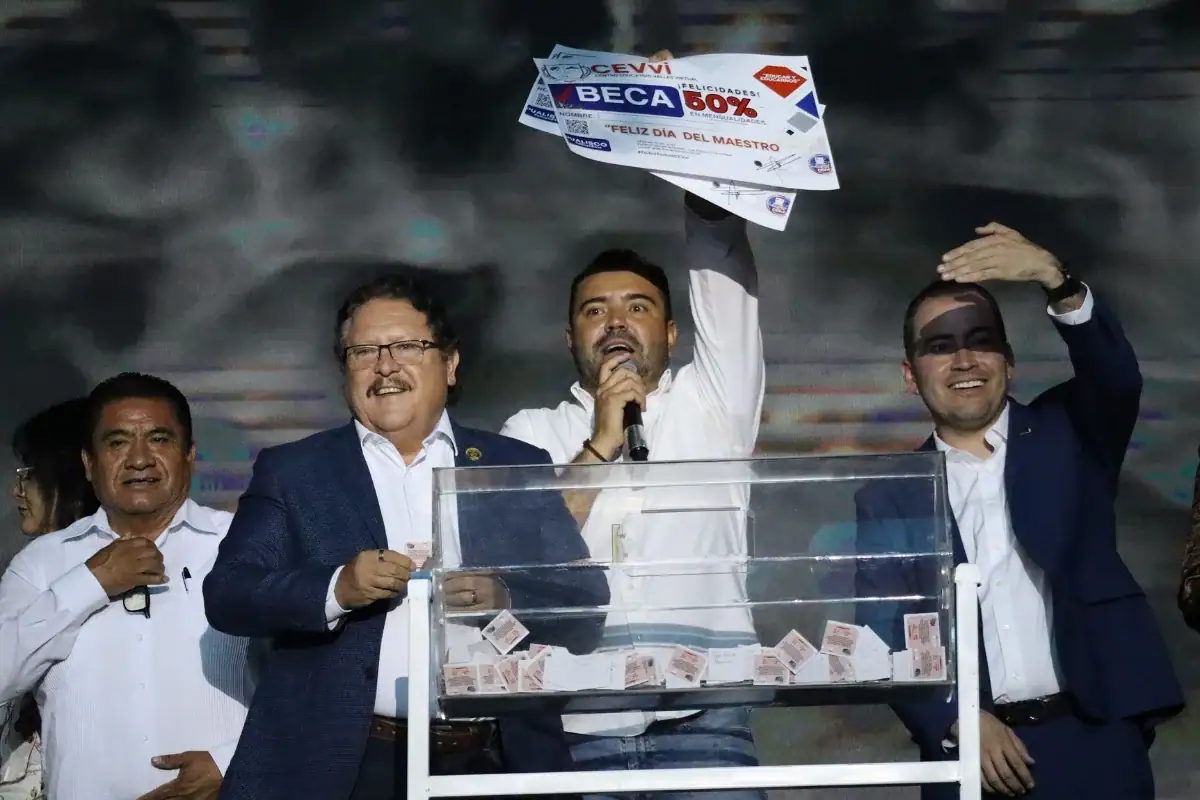 Tlajomulco reconoce a 3 mil 500 docentes del municipio