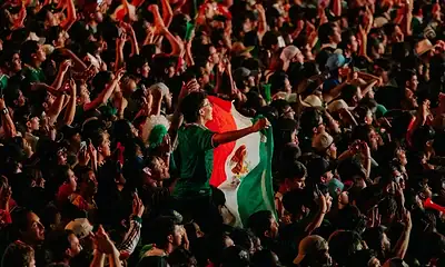 México desata celebración en La Minerva; 60 mil aficionados festejan el pase a octavos