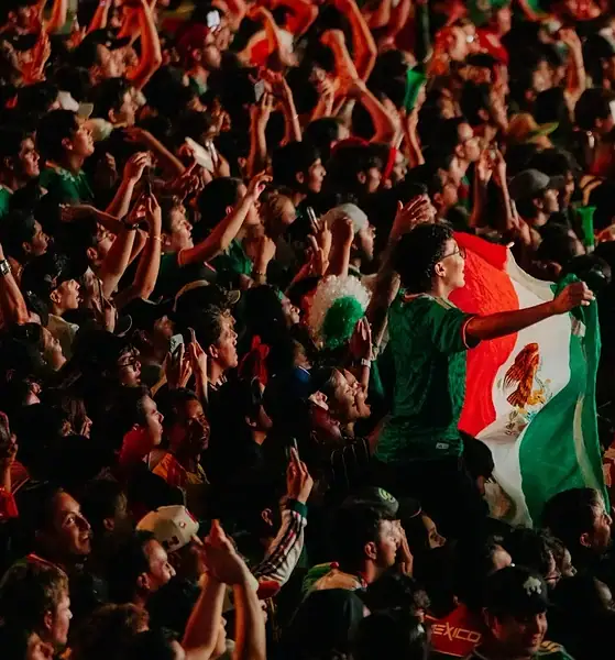 México desata celebración en La Minerva; 60 mil aficionados festejan el pase a octavos