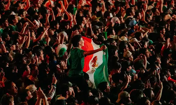 México desata celebración en La Minerva; 60 mil aficionados festejan el pase a octavos