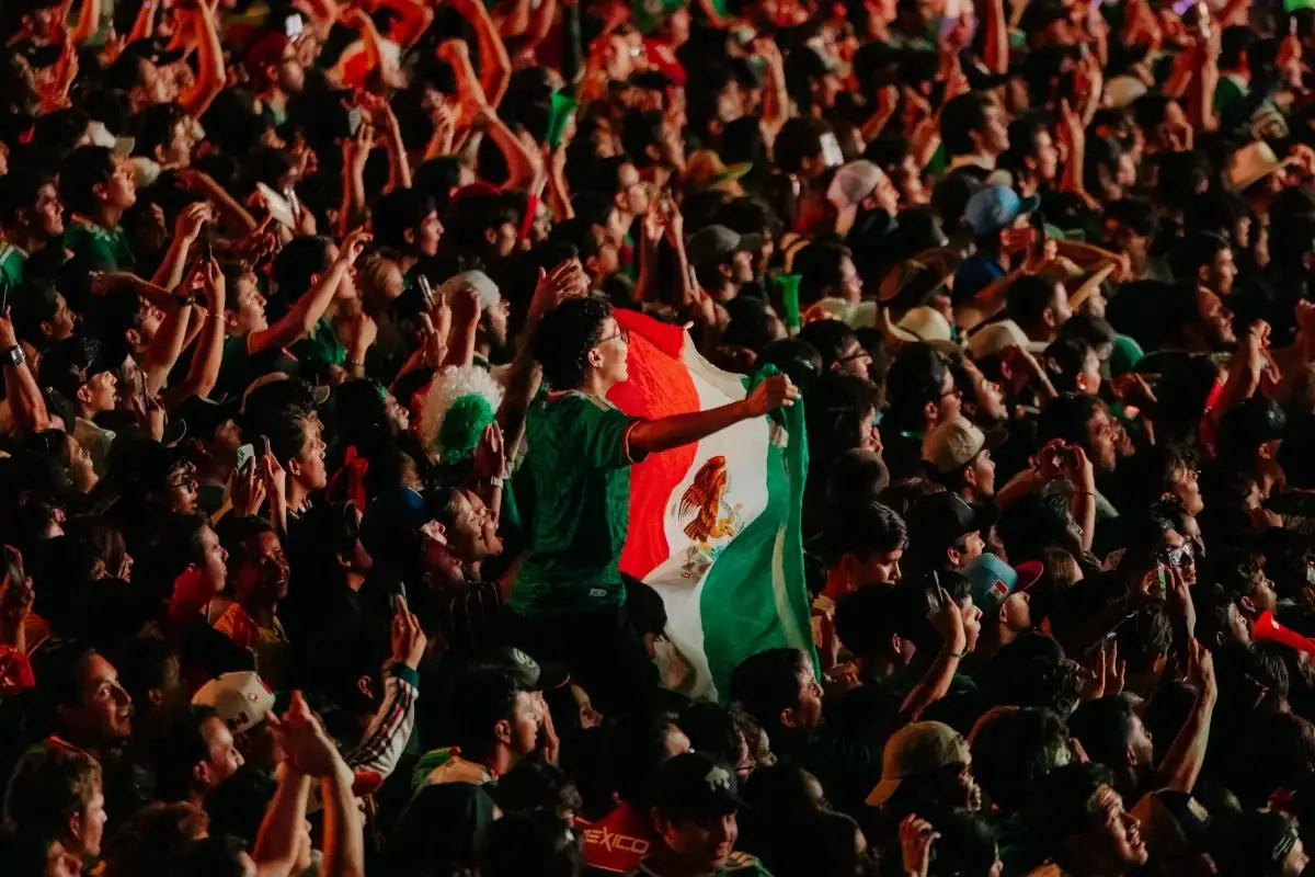 México desata celebración en La Minerva; 60 mil aficionados festejan el pase a octavos