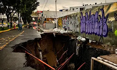 Socavón en López Mateos daña red de agua potable; SIAPA trabaja en la zona