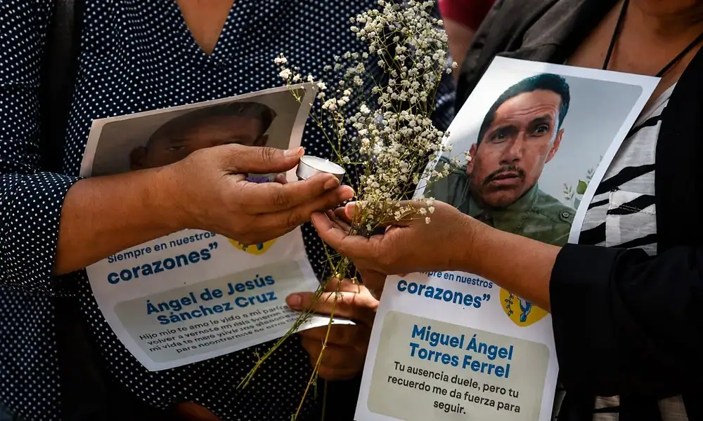 Familias de personas desaparecidas y colectivos de búsqueda reciben atención de autoridades estatales durante una jornada de trabajo en Tequila, Jalisco.
