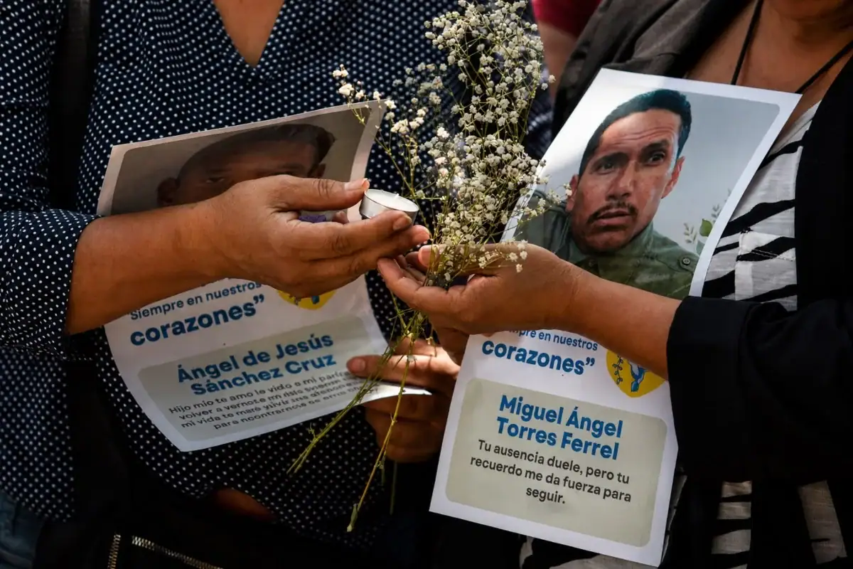 Familias de personas desaparecidas y colectivos de búsqueda reciben atención de autoridades estatales durante una jornada de trabajo en Tequila, Jalisco.