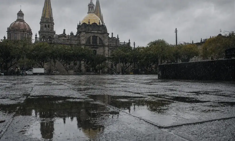 Nubes de tormenta cubren la Zona Metropolitana de Guadalajara, donde se prevé una temperatura máxima cercana a 31 grados este viernes 31 de julio.