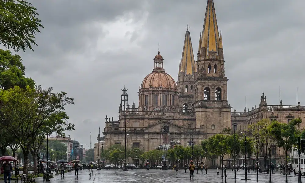 Nubes de tormenta cubren la Zona Metropolitana de Guadalajara, donde se prevén lluvias y una temperatura máxima cercana a 30 grados este jueves.