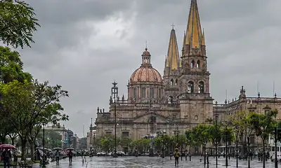Nubes de tormenta cubren la Zona Metropolitana de Guadalajara, donde se prevén lluvias y una temperatura máxima cercana a 30 grados este jueves.