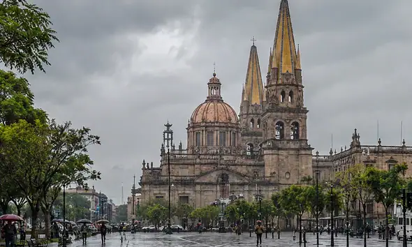 Nubes de tormenta cubren la Zona Metropolitana de Guadalajara, donde se prevén lluvias y una temperatura máxima cercana a 30 grados este jueves.