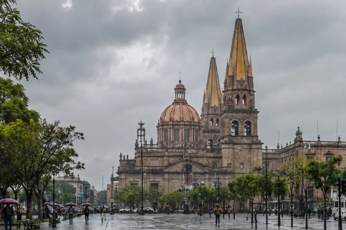 Nubes de tormenta cubren la Zona Metropolitana de Guadalajara, donde se prevén lluvias y una temperatura máxima cercana a 30 grados este jueves.
