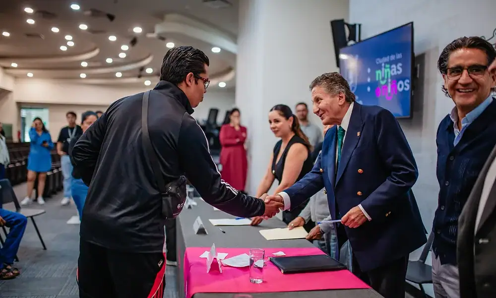 Zapopan entrega 1.6 mdp a comerciantes del Tianguis Constitución