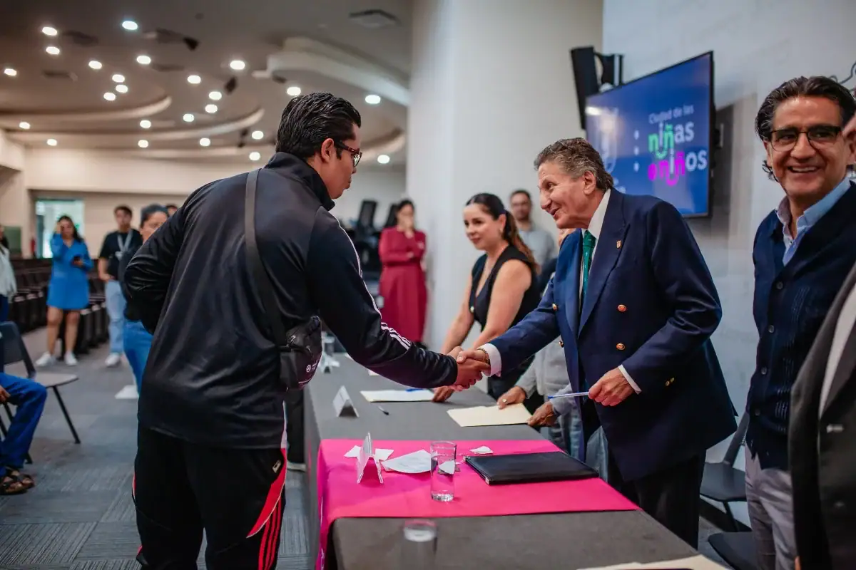 Zapopan entrega 1.6 mdp a comerciantes del Tianguis Constitución