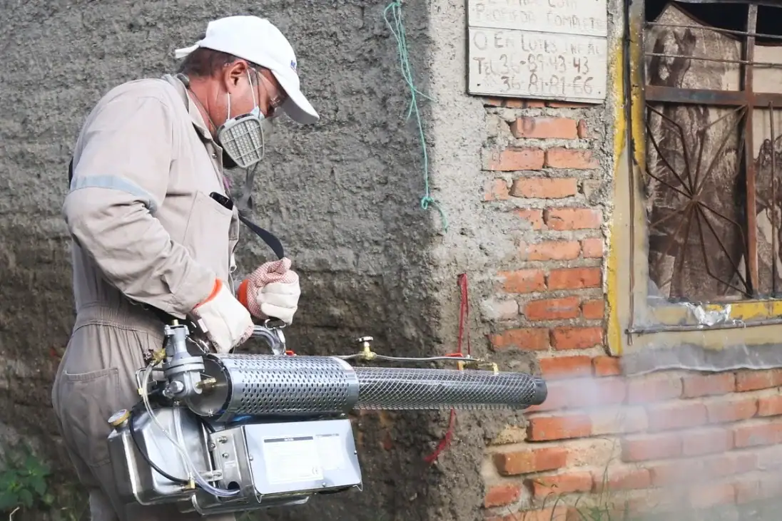 Sin casos confirmados, Tlajomulco intensifica fumigación contra el dengue