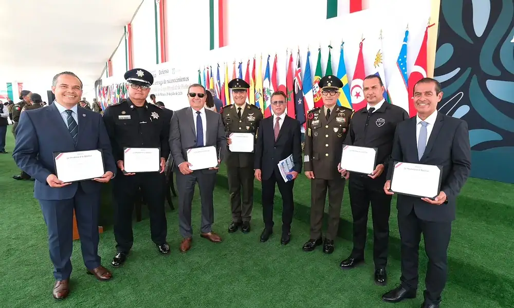 Roberto Alarcón Estrada recibe el reconocimiento otorgado al Gobierno de Jalisco por su participación en el Plan Kukulkán, estrategia de seguridad implementada durante la Copa Mundial de Futbol 2026.