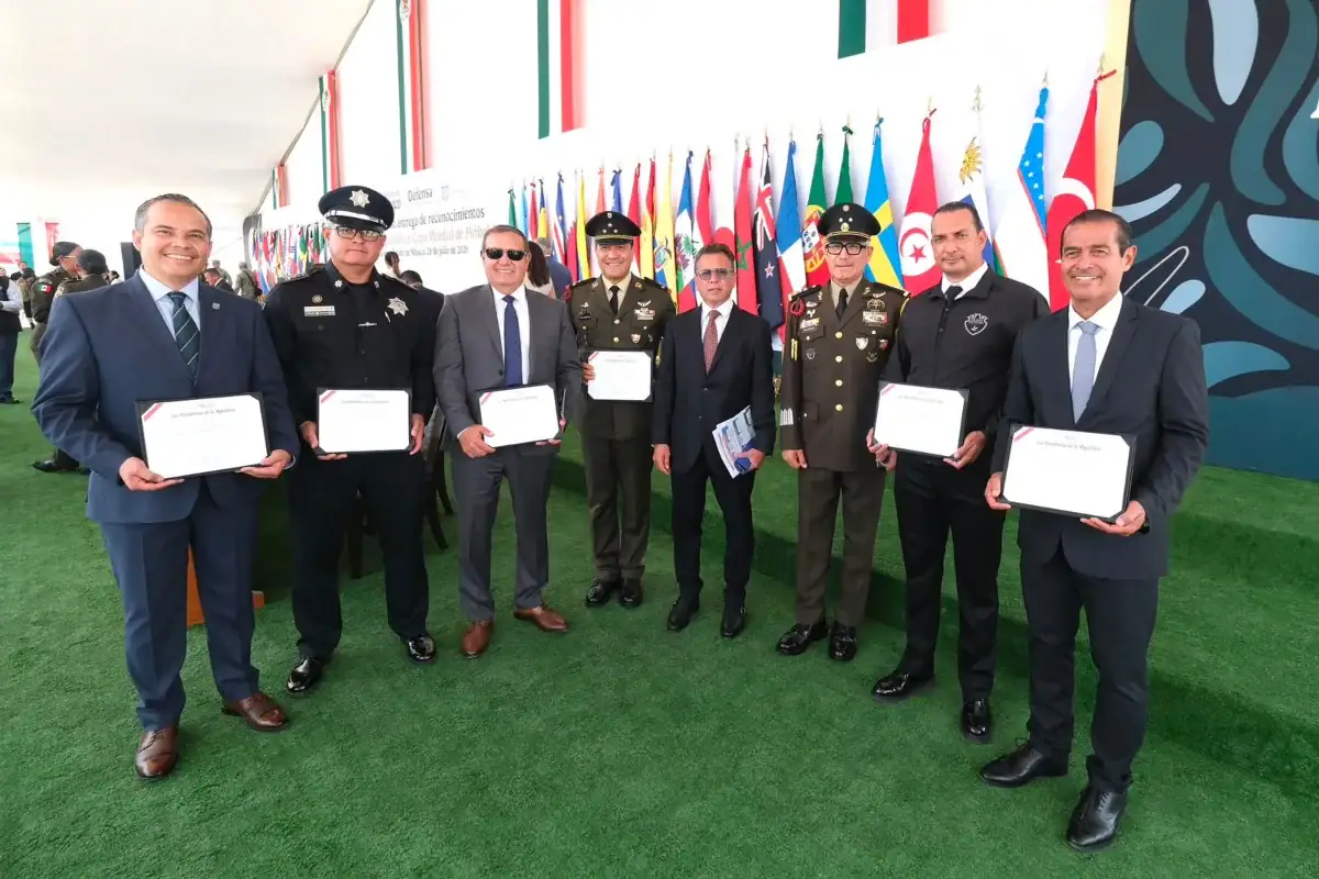 Roberto Alarcón Estrada recibe el reconocimiento otorgado al Gobierno de Jalisco por su participación en el Plan Kukulkán, estrategia de seguridad implementada durante la Copa Mundial de Futbol 2026.