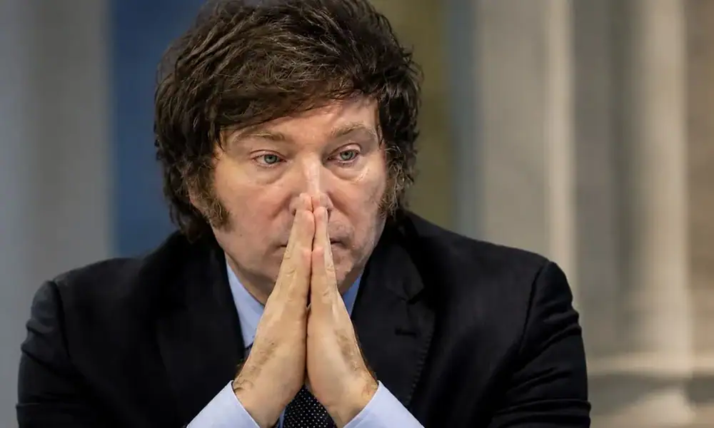 Javier Milei durante un acto oficial en Argentina, cuyo gobierno modificó la Ley de Migraciones para impedir el ingreso de extranjeros que difundan mensajes de odio contra el país.