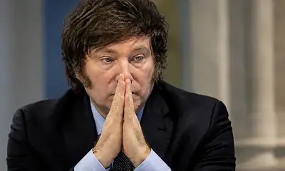 Javier Milei durante un acto oficial en Argentina, cuyo gobierno modificó la Ley de Migraciones para impedir el ingreso de extranjeros que difundan mensajes de odio contra el país.