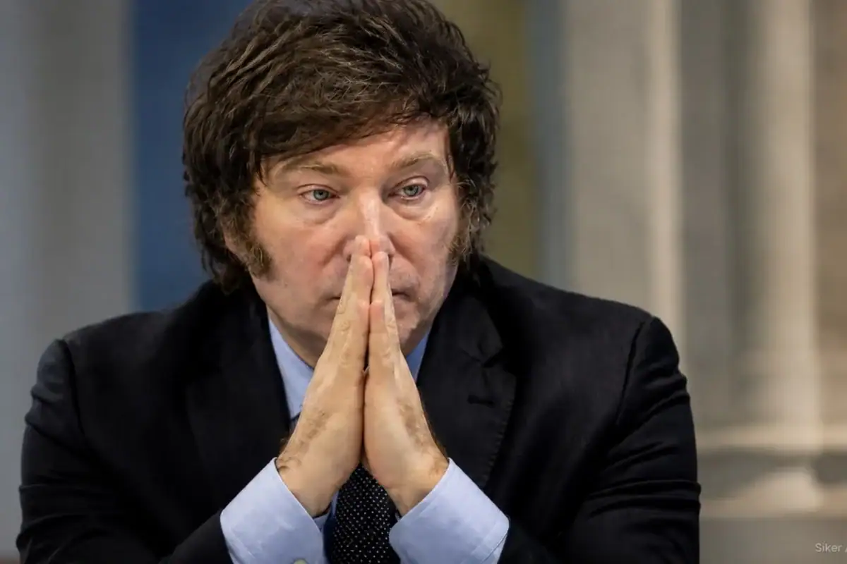 Javier Milei durante un acto oficial en Argentina, cuyo gobierno modificó la Ley de Migraciones para impedir el ingreso de extranjeros que difundan mensajes de odio contra el país.
