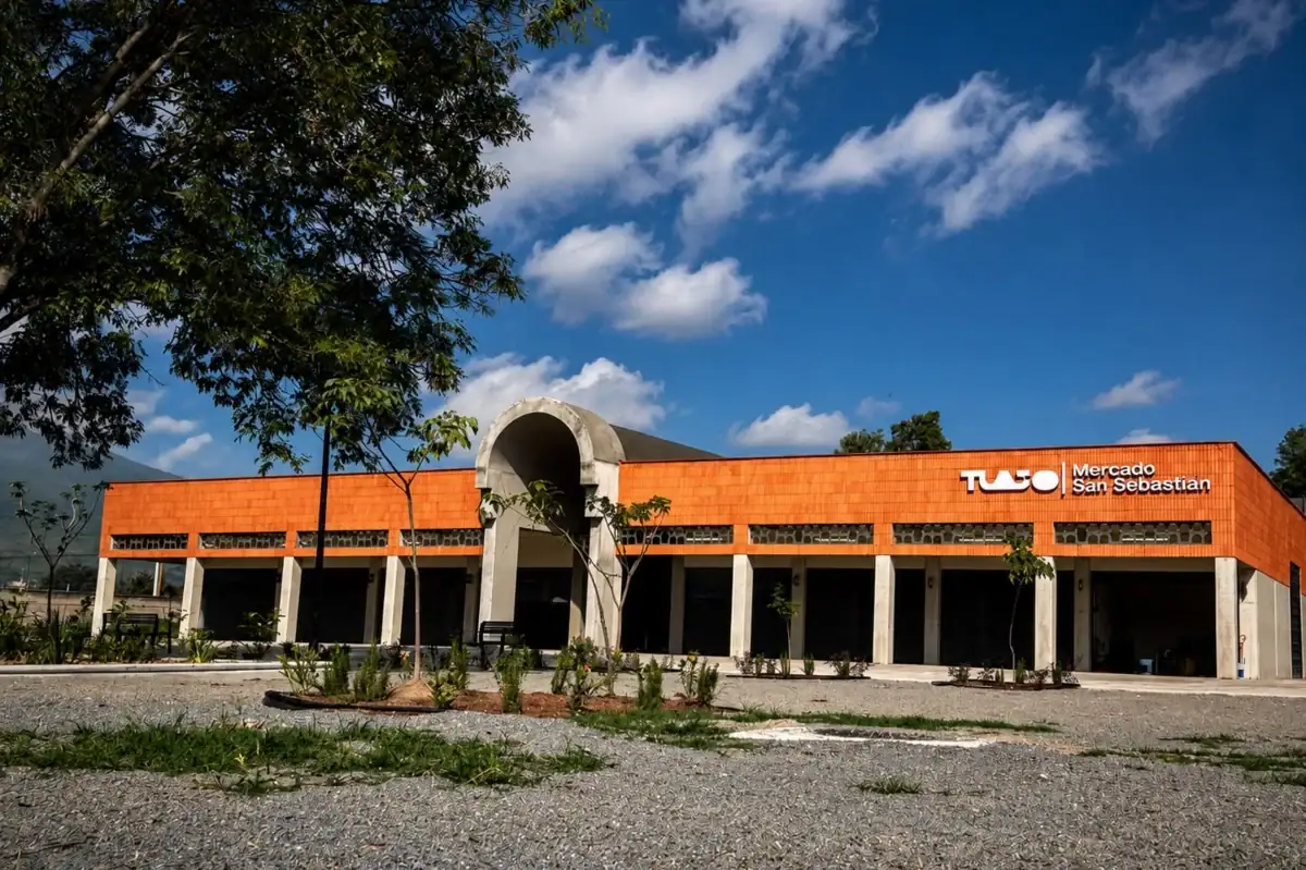 Tlajomulco entrega nuevo Mercado Municipal de San Sebastián