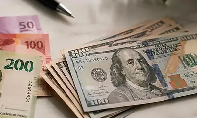 Billetes de dólares estadounidenses y pesos mexicanos ilustran el precio del dólar este jueves 30 de julio de 2026.