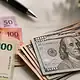 Billetes de dólares estadounidenses y pesos mexicanos ilustran el precio del dólar este jueves 30 de julio de 2026.