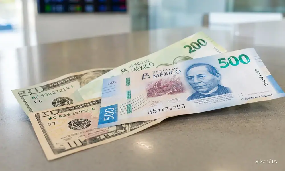 Billetes de dólares estadounidenses y pesos mexicanos ilustran el precio del dólar de este viernes 31 de julio de 2026.