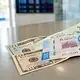 Billetes de dólares estadounidenses y pesos mexicanos ilustran el precio del dólar de este viernes 31 de julio de 2026.