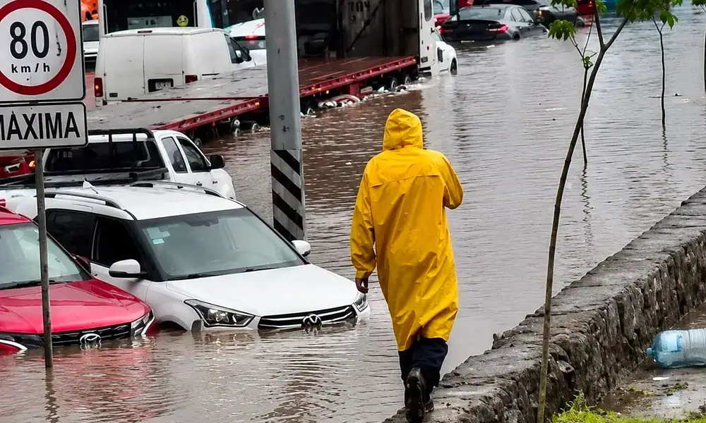 Lluvia deja inundaciones y más de 100 vehículos varados en Tlaquepaque
