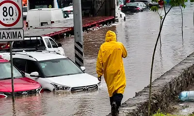 Lluvia deja inundaciones y más de 100 vehículos varados en Tlaquepaque