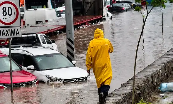 Lluvia deja inundaciones y más de 100 vehículos varados en Tlaquepaque