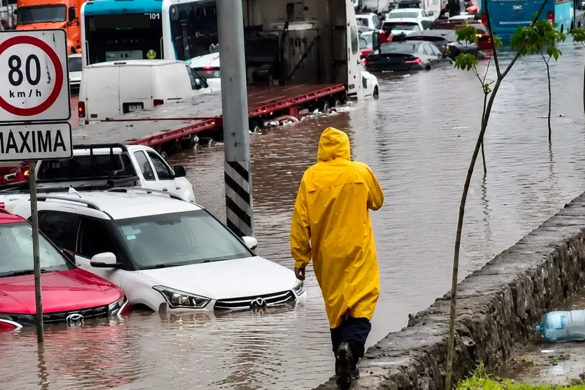 Lluvia deja inundaciones y más de 100 vehículos varados en Tlaquepaque
