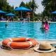 Personal de Cruz Verde brinda recomendaciones para prevenir accidentes infantiles durante el periodo vacacional de verano en Guadalajara.