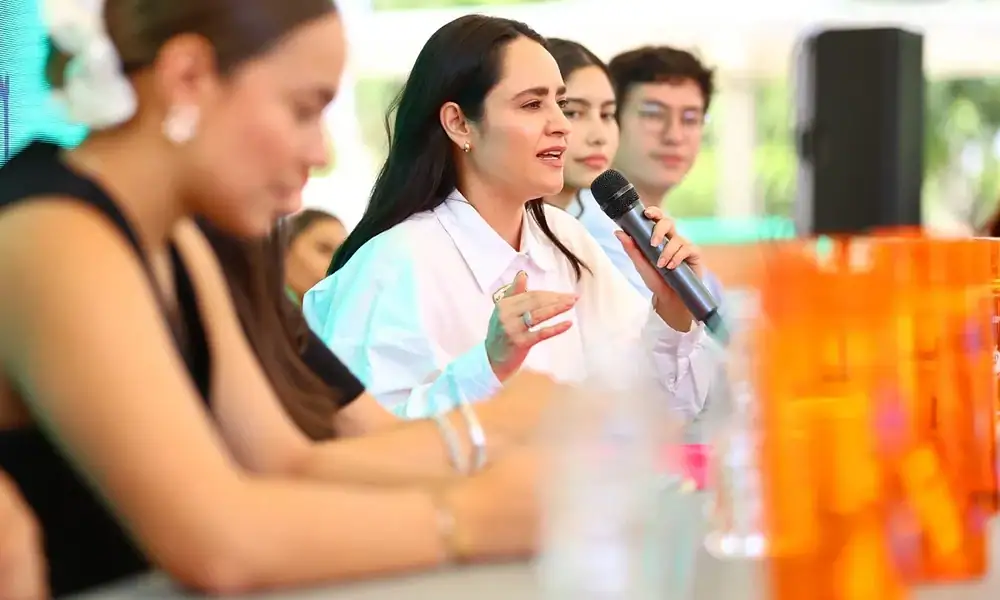 Jóvenes participan en una actividad comunitaria organizada como parte del programa Agosto Cuenta en Zapopan.