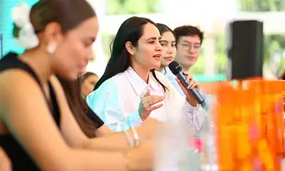 Jóvenes participan en una actividad comunitaria organizada como parte del programa Agosto Cuenta en Zapopan.