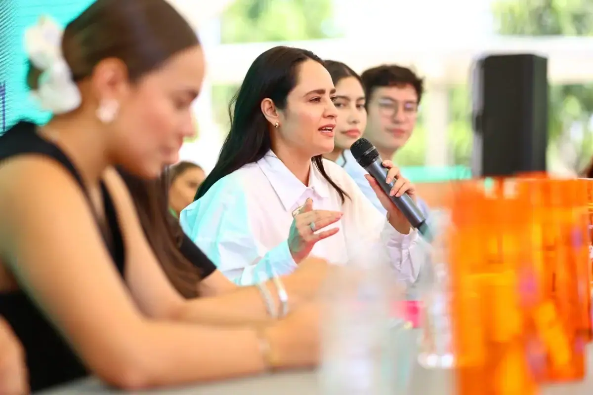 Jóvenes participan en una actividad comunitaria organizada como parte del programa Agosto Cuenta en Zapopan.