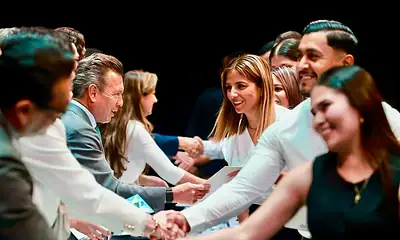Personal médico y administrativo recibe nombramientos de base en una ceremonia de los Hospitales Civiles de Guadalajara.