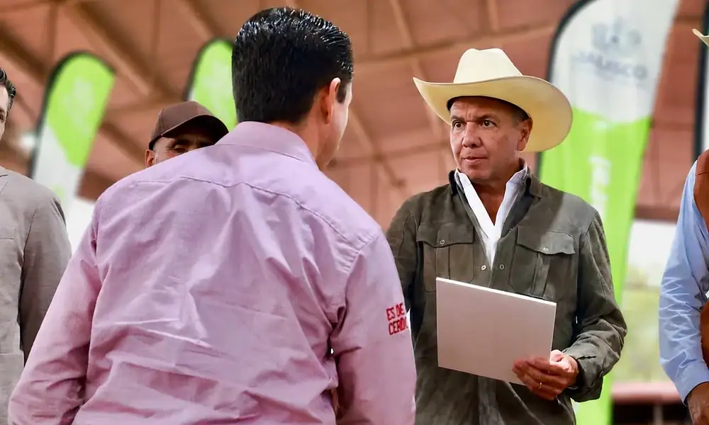 Jalisco entrega apoyos económicos para asociaciones ganaderas, casas ejidales y productores agropecuarios.