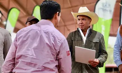 Jalisco entrega apoyos económicos para asociaciones ganaderas, casas ejidales y productores agropecuarios.