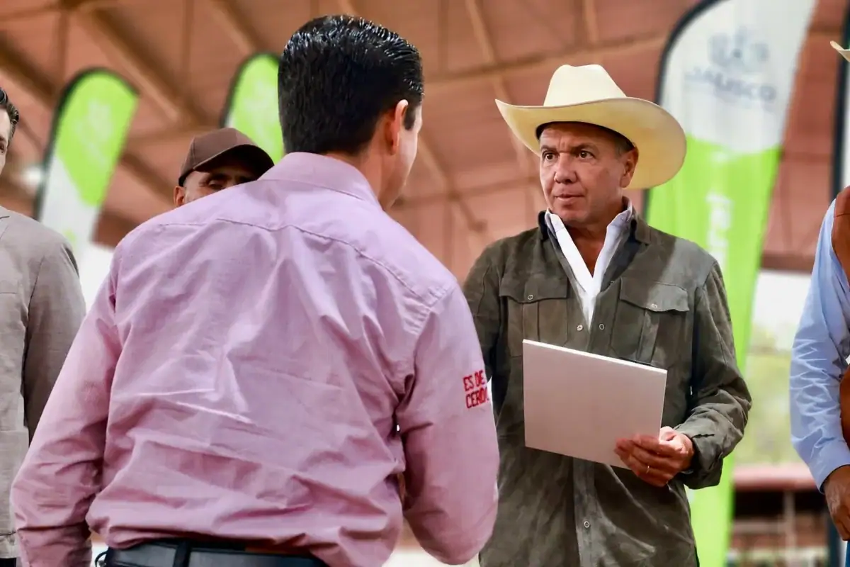 Jalisco entrega apoyos económicos para asociaciones ganaderas, casas ejidales y productores agropecuarios.
