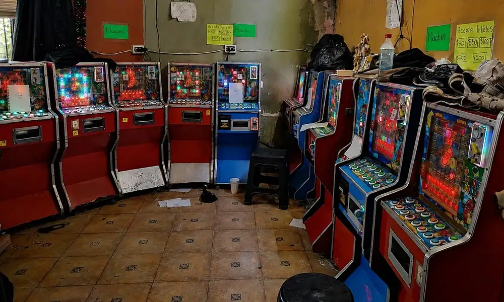 Fiscalía asegura presunto casino clandestino y detiene a 14 personas en Guadalajara
