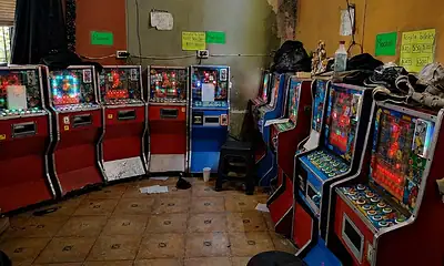 Fiscalía asegura presunto casino clandestino y detiene a 14 personas en Guadalajara