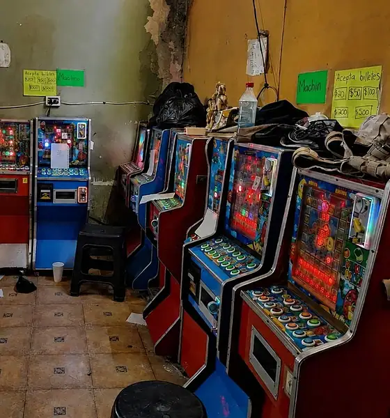 Fiscalía asegura presunto casino clandestino y detiene a 14 personas en Guadalajara