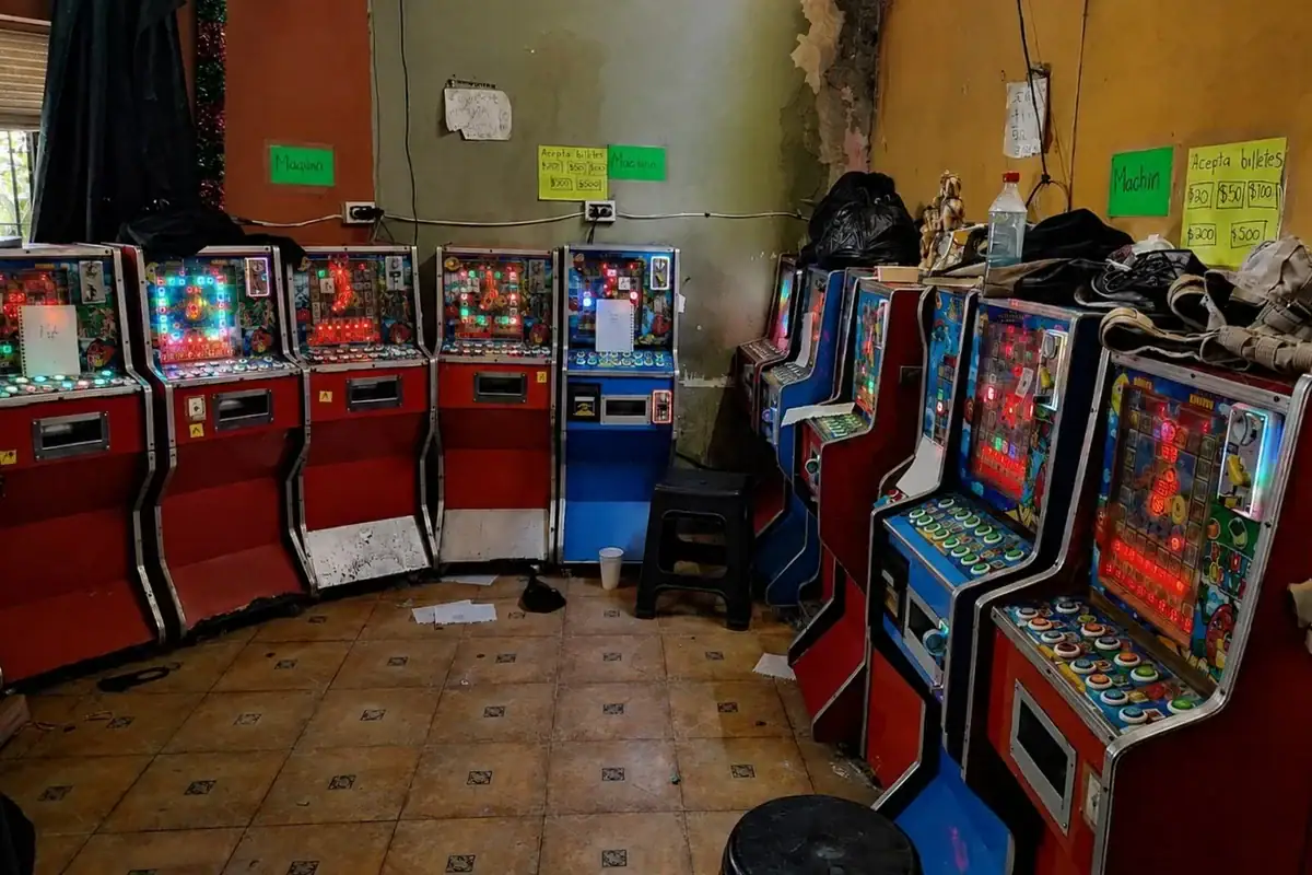 Fiscalía asegura presunto casino clandestino y detiene a 14 personas en Guadalajara