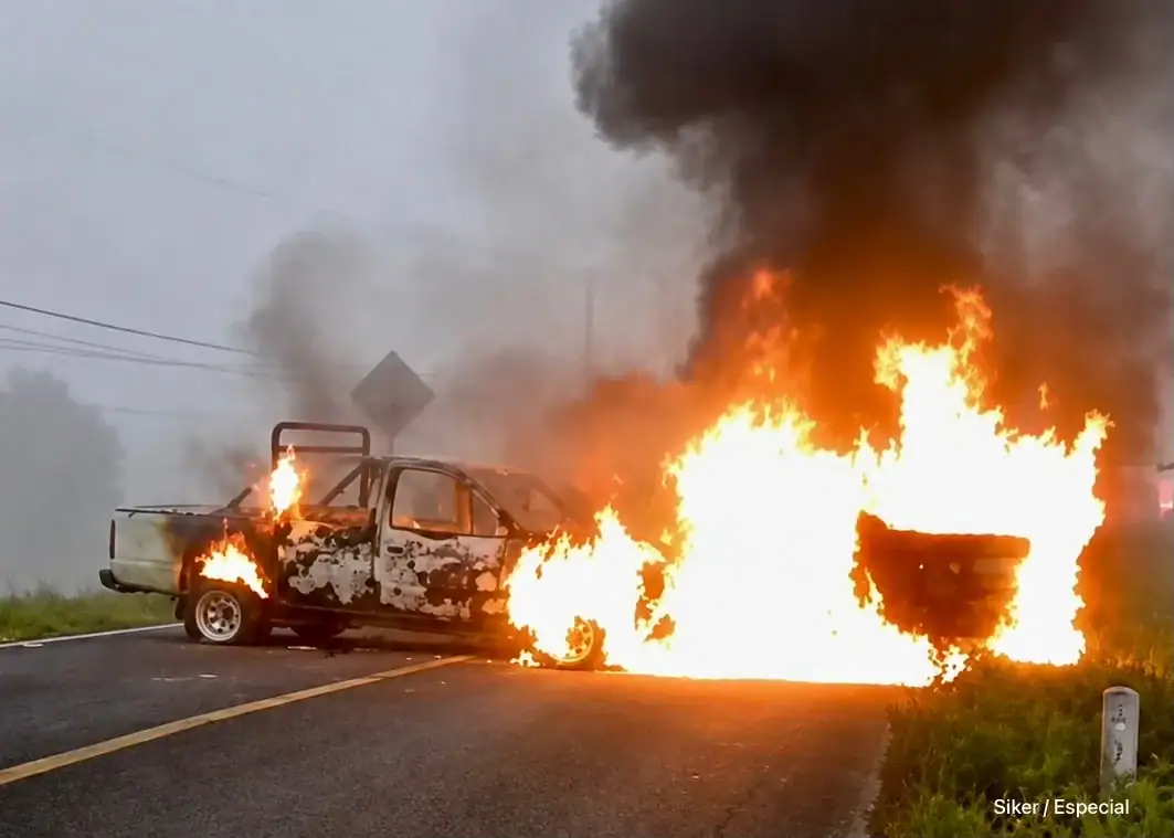 Vehículo incendiado durante los bloqueos registrados en Michoacán este miércoles 19 de agosto de 2026.